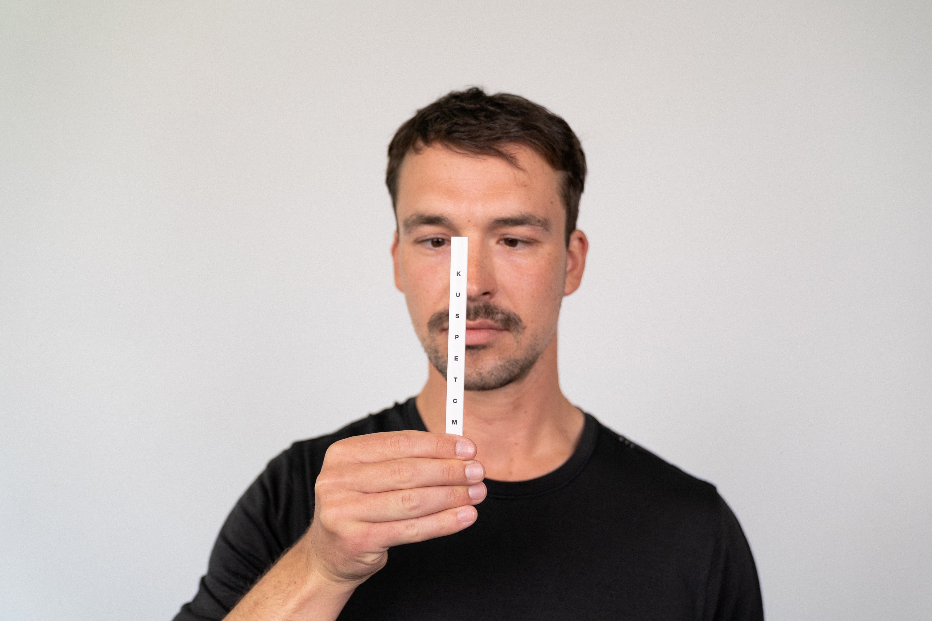Augenübung in Liegestütz-Position während der Schmerztherapie